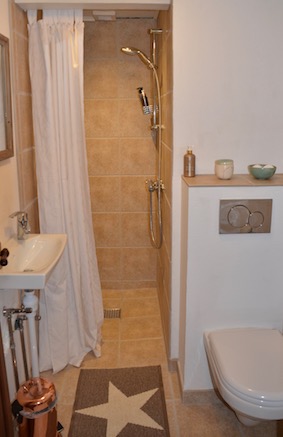 Badeværelse med eget brus og toilet Badeværelse med eget brus og toilet